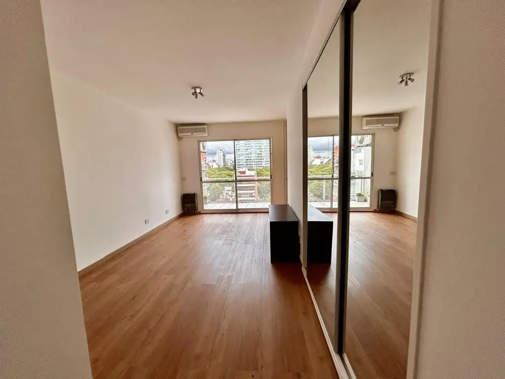 Monoambiente con balcón y amenities
