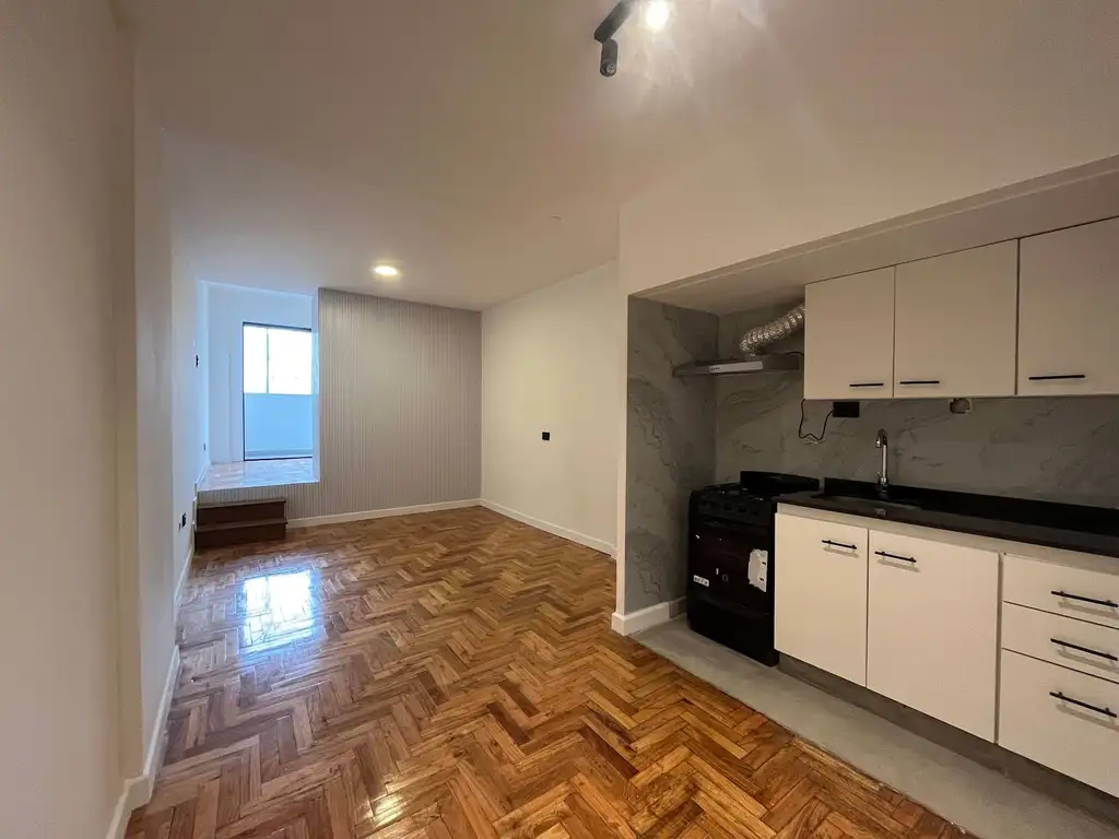 Monoambiente refaccionado con balcón