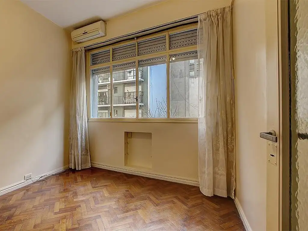 Two-room front-facing apartment in Recoleta
