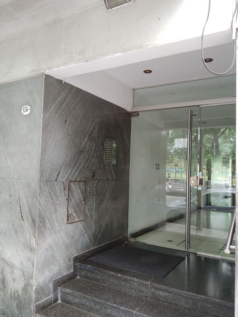 Departamento de 3 ambientes al contrafrente en Parque Patricios