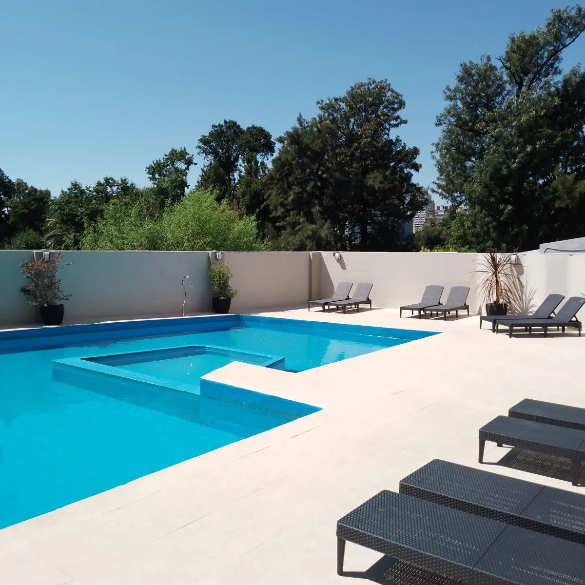 Refurbished one-bedroom apartment in Palermo with balcony and pool access