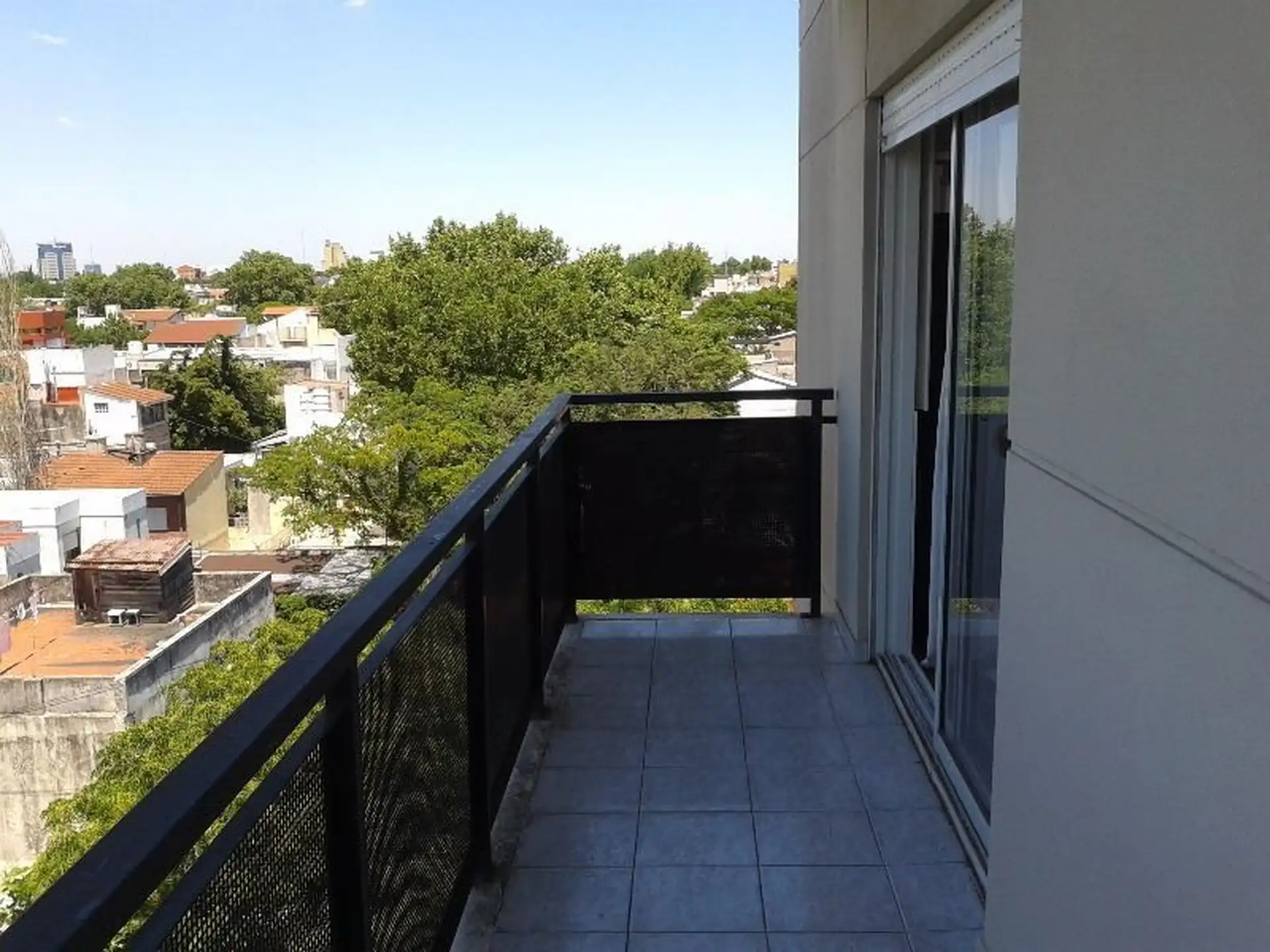 Apartamento de dois ambientes em esquina com varanda em Florida