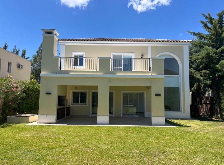 Дом с 4 спальнями в Los Sauces площадью 240 m² на участке 650 m²