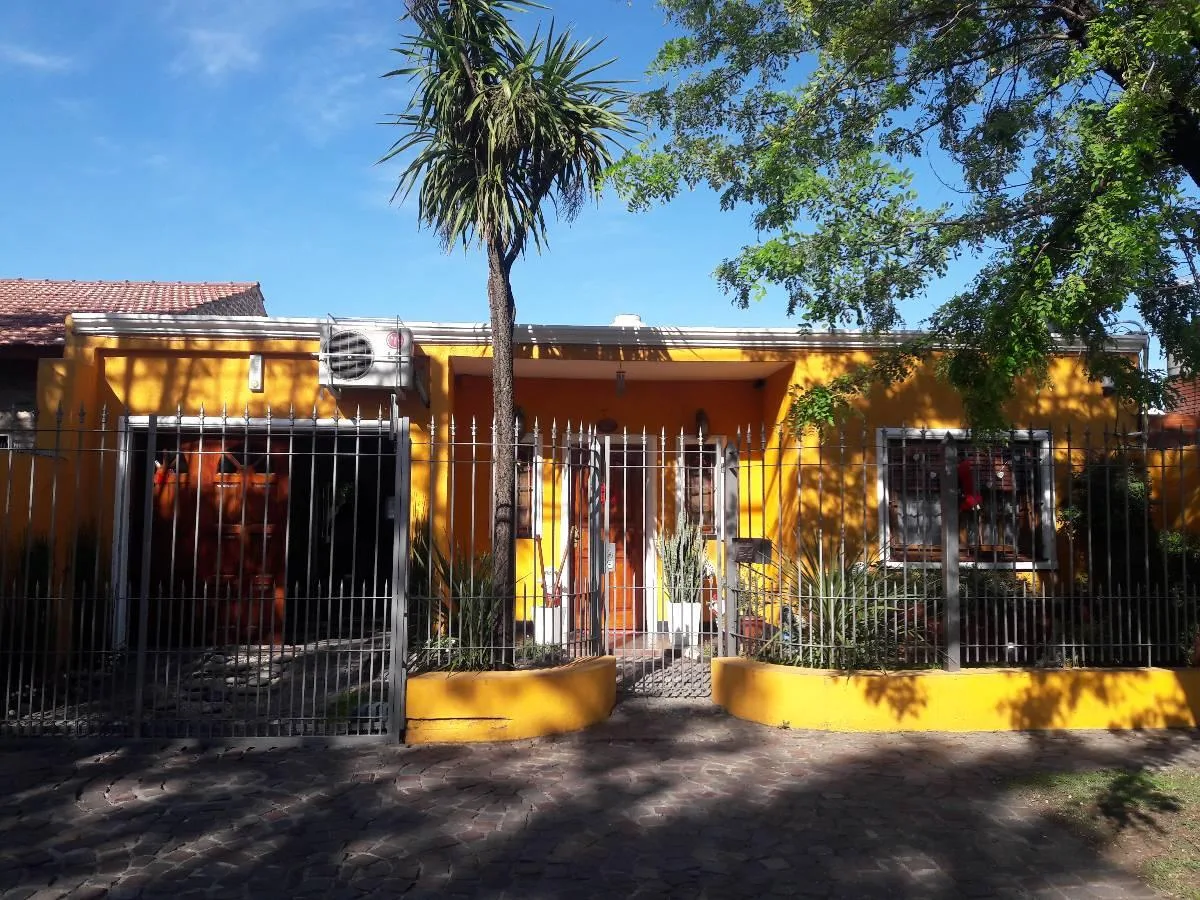 Two-bedroom American-style house in Lomas de Zamora with enclosed garage and heated pool