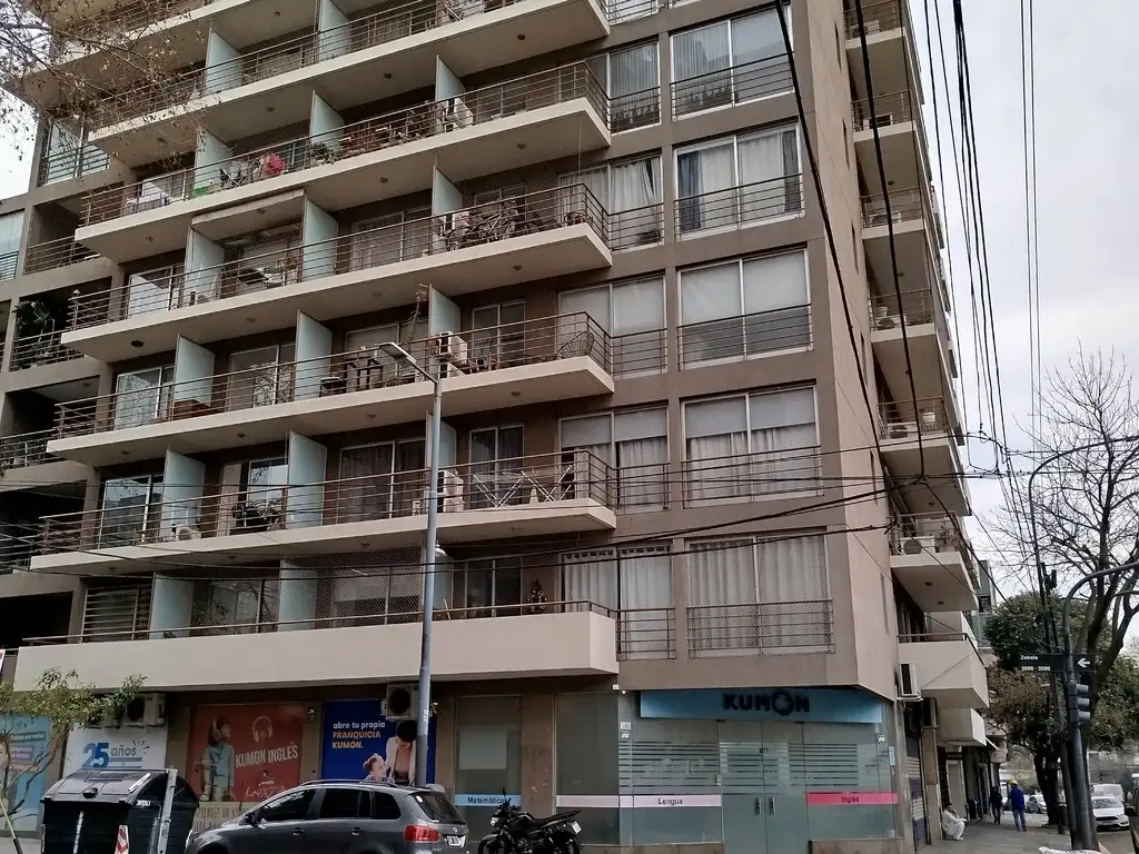 Monoambiente con balcón y cochera