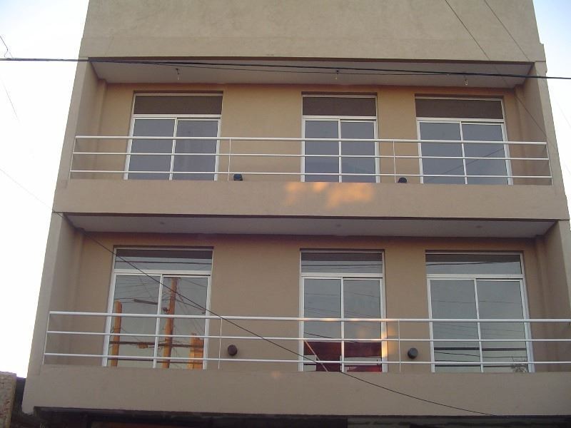 Apartamento meio andar com 2 dormitórios em Remedios de Escalada, Lanús