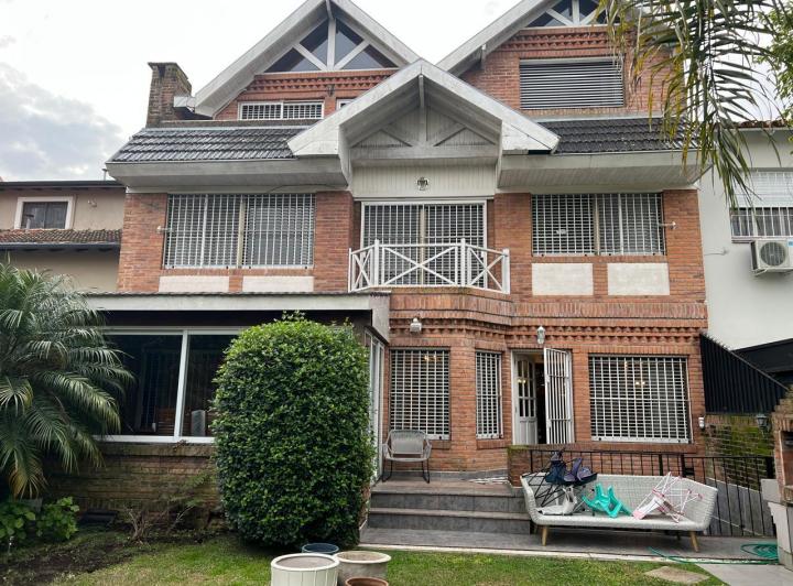 Classic-style brick house for rent in Martínez