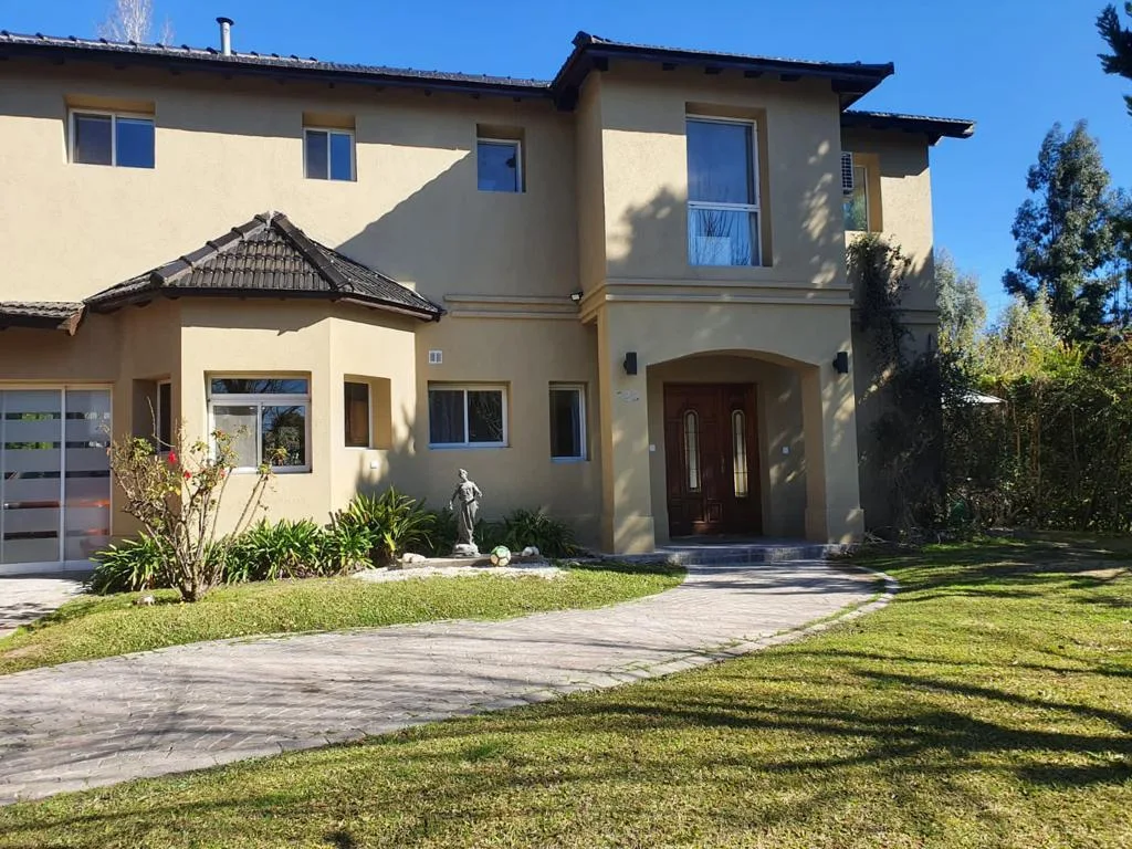 Furnished four-bedroom house in Solar del Bosque