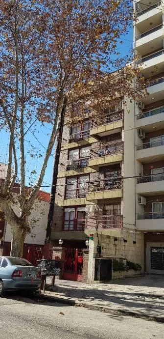 Apartamento de três ambientes para alugar em Lanús