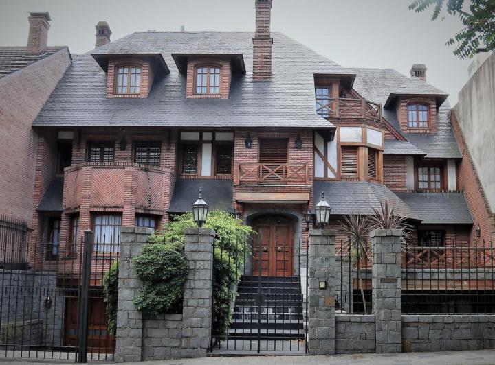 Classic-style five-bedroom house in Martínez