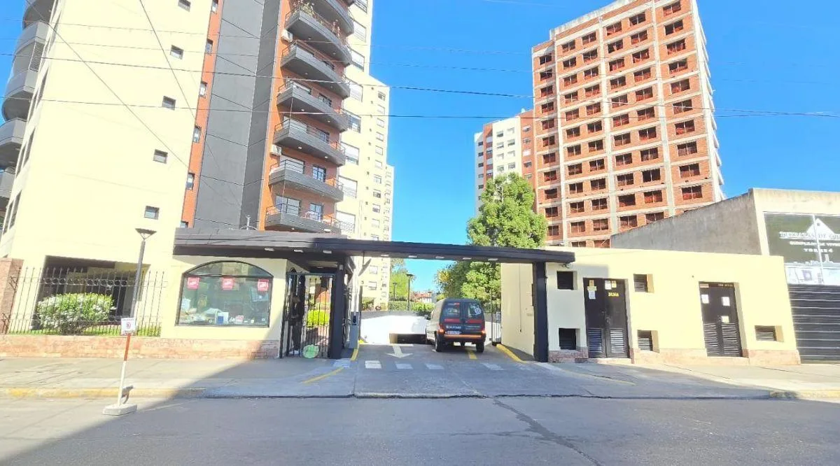 3 ambientes con cochera y balcón