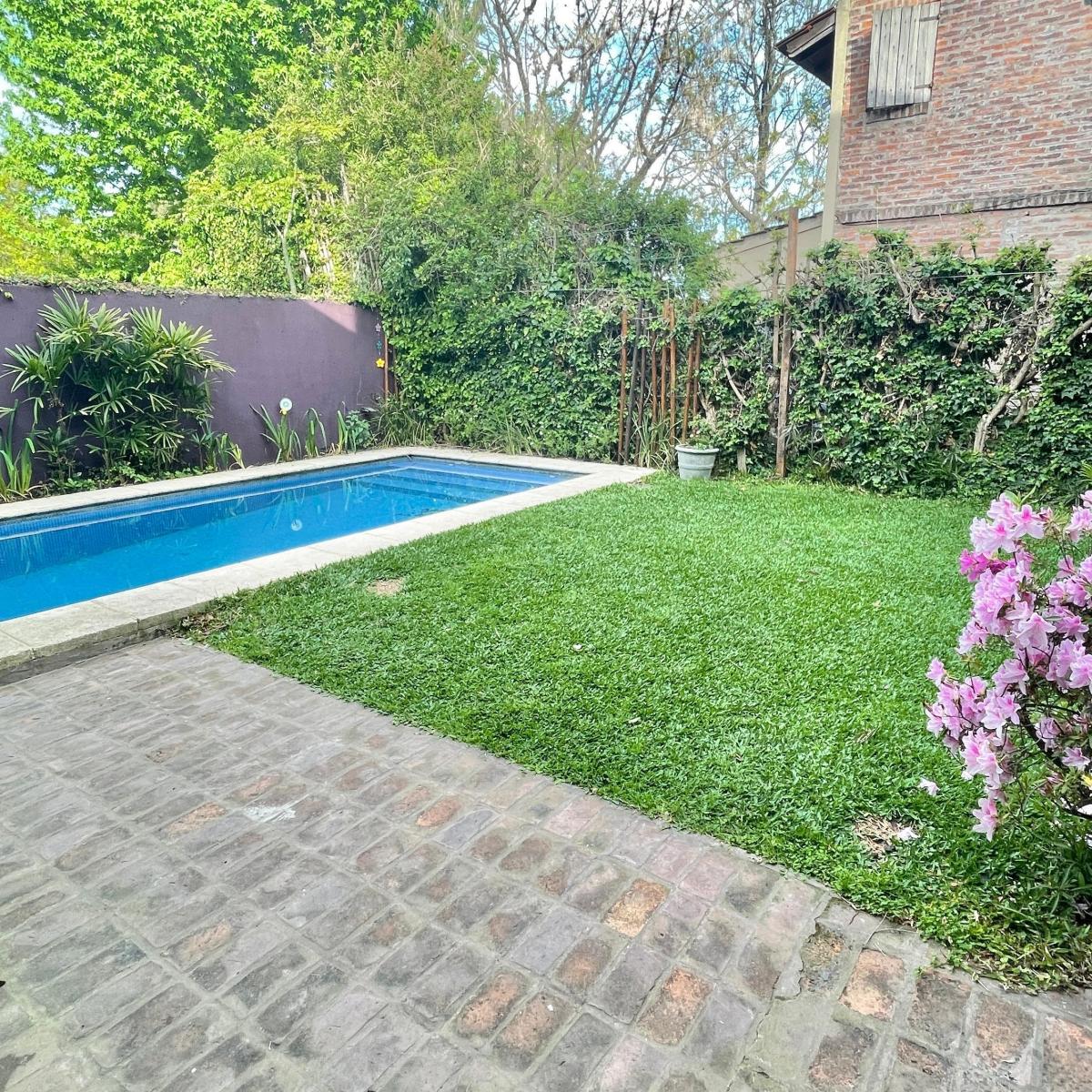 Обновлённый дом с 4 спальнями в Beccar