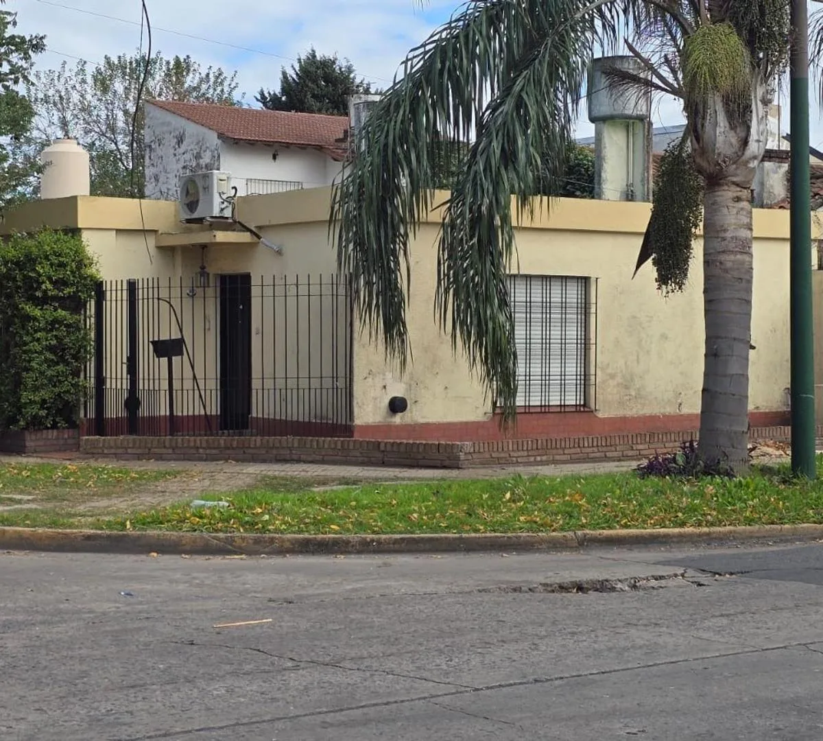 Casa con Dos Dorm. en Alquiler en Ituzaingo Norte