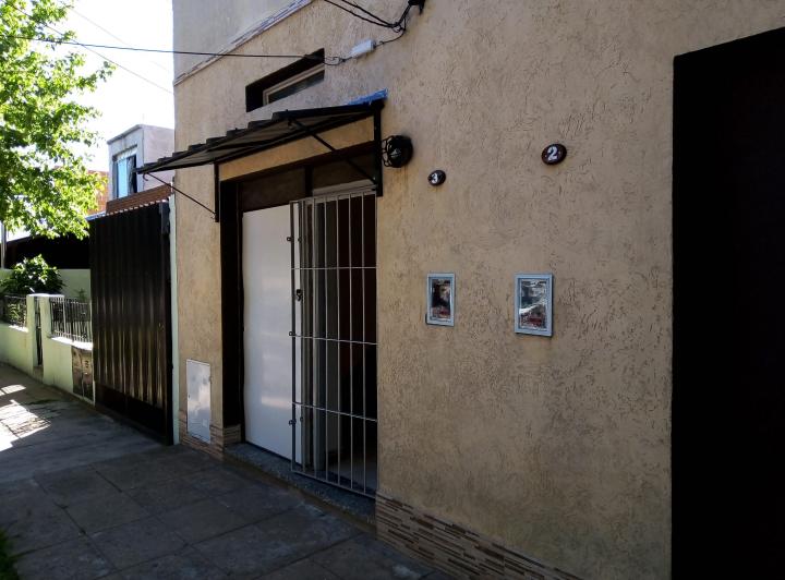 Kitnet em Morón com entrada em térreo e pequeno pátio