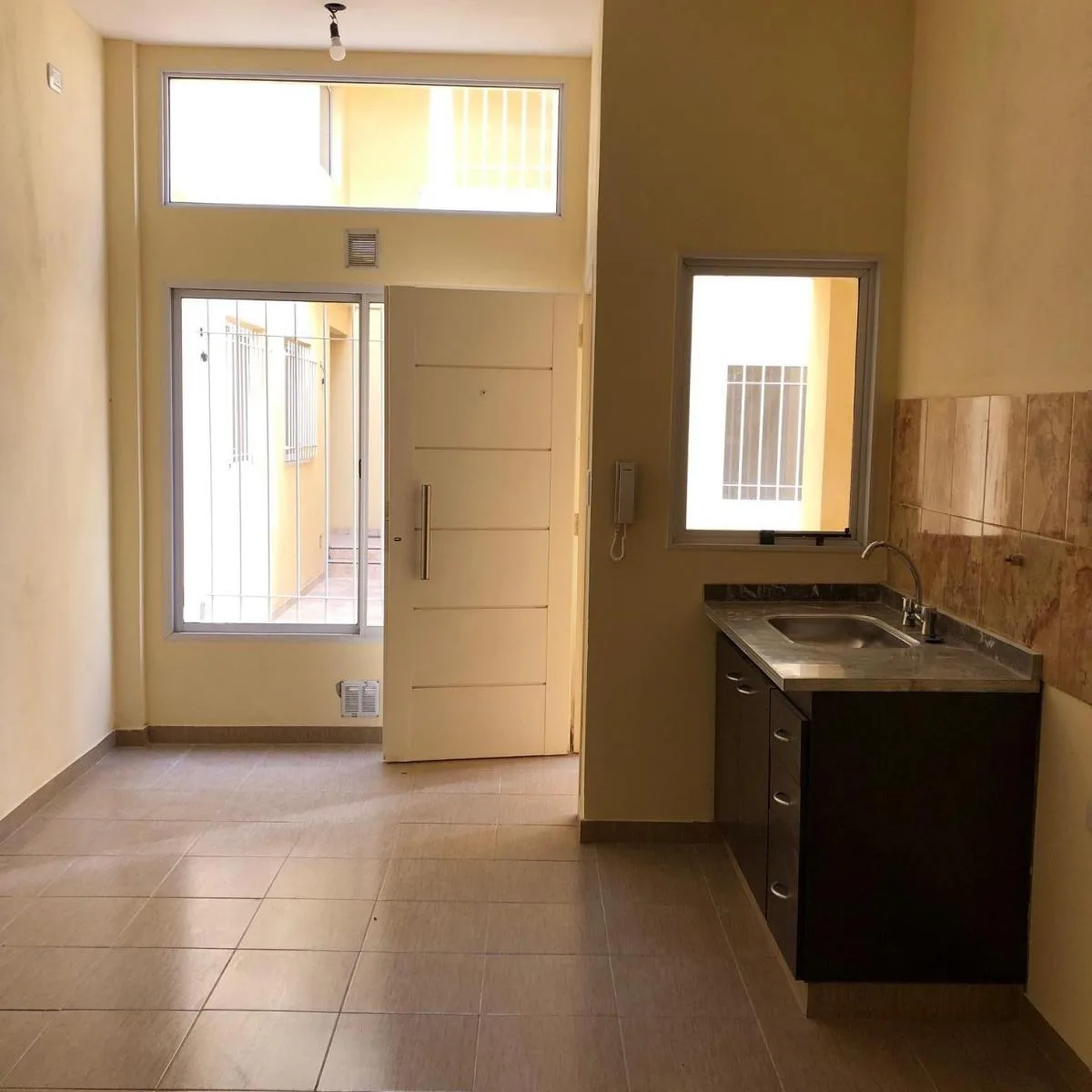 Kitnet térrea em PH no complexo Guido, Lanús Este