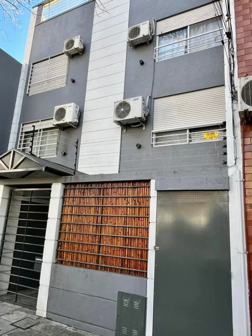 Muy Buena Unidad. Dos Patios Apto Profesional