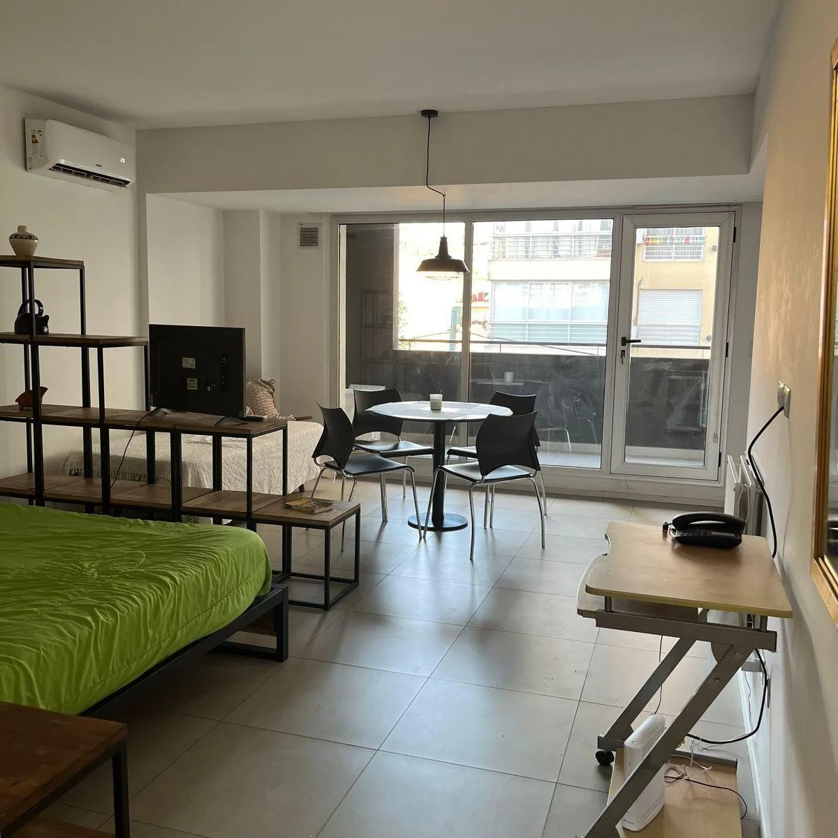 Monoambiente amoblado con balcón