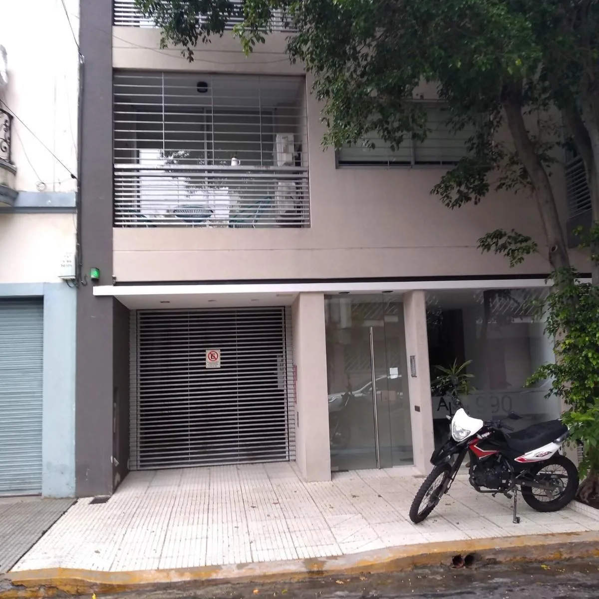 Front-facing 2-room with balcony