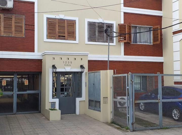 Departamento de 3 ambientes con balcón y cochera en Morón