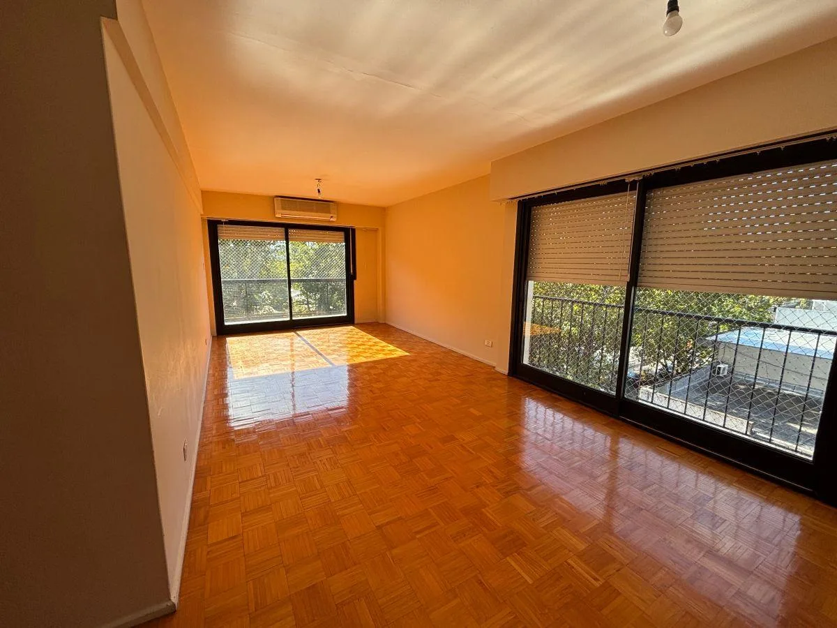 Three-bedroom apartment with maid’s room and parking in Villa Crespo