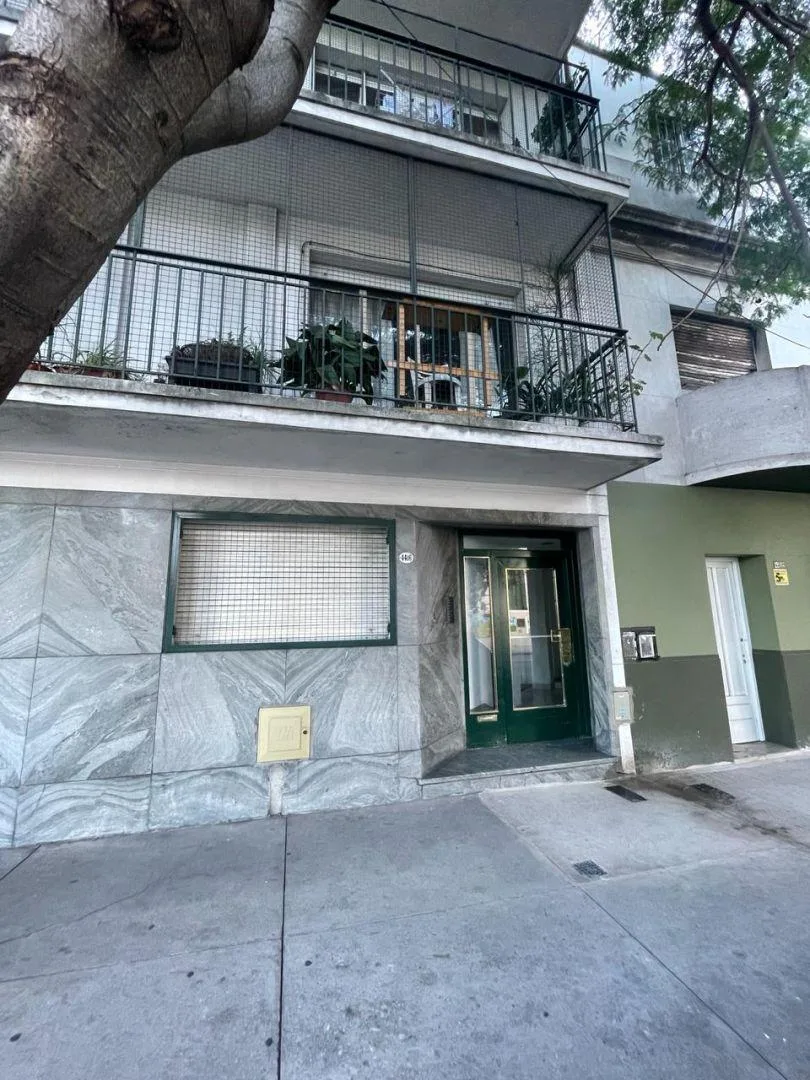 Apartamento de três ambientes de frente para a rua em Villa Devoto