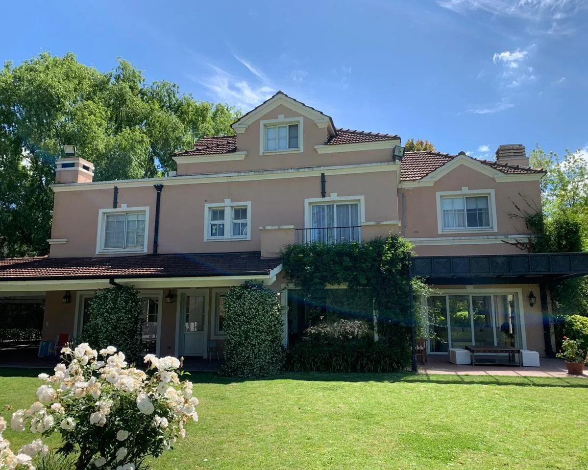Five-bedroom house for rent in Pilar (Martindale)