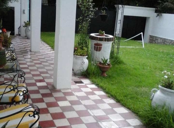 Старинный дом с галереей и большим парком в Quilmes