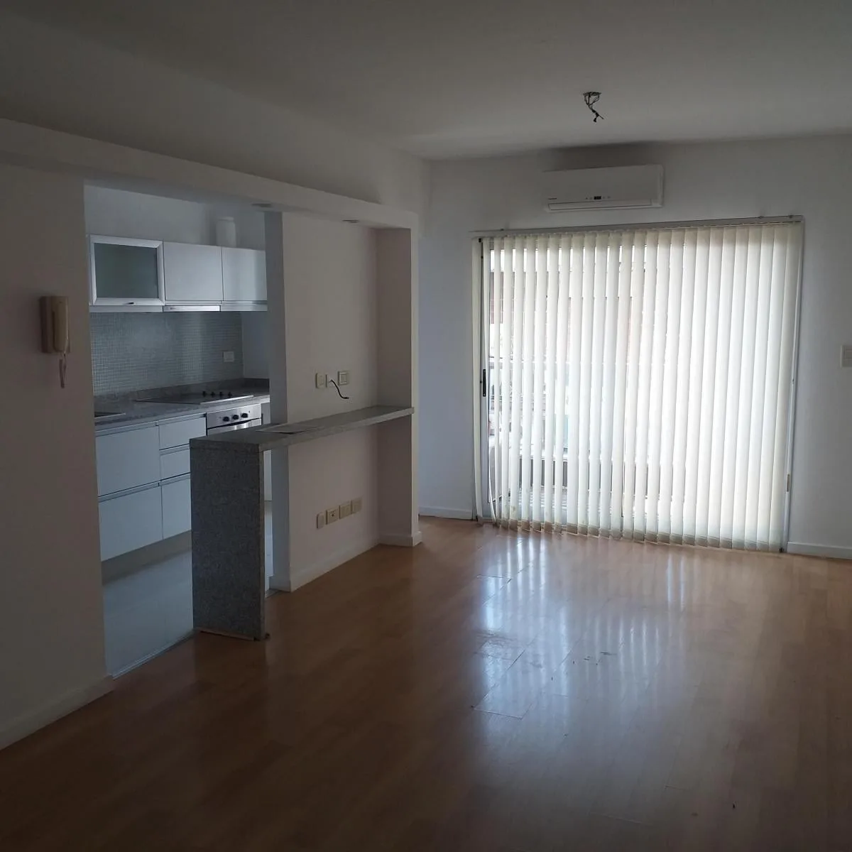 Two-room apartment with balcony and parking in Olivos