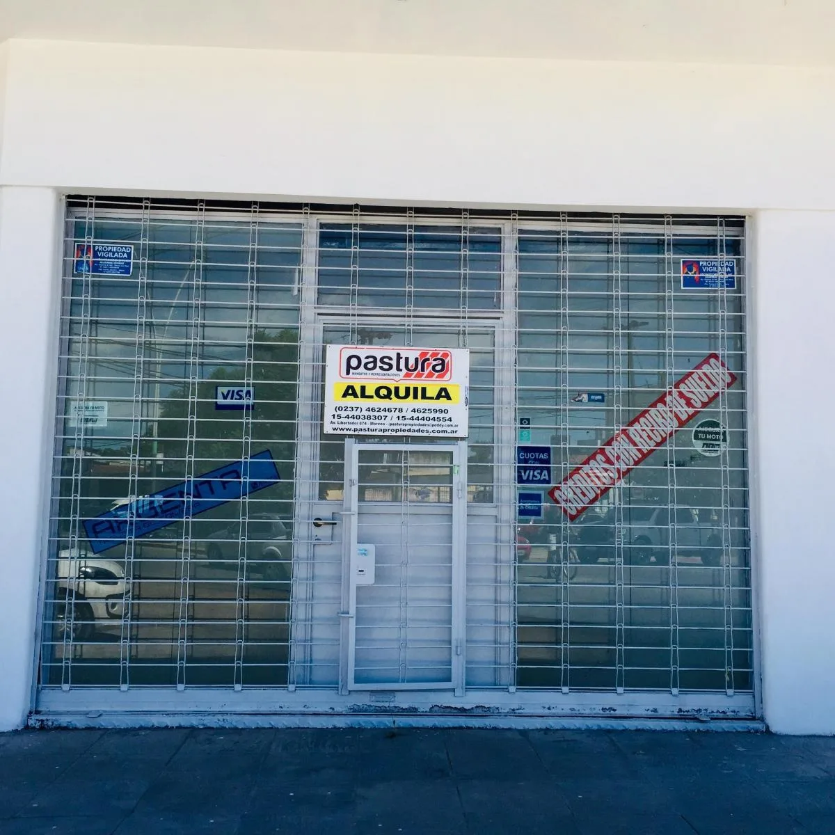 Loja comercial de esquina com pátio