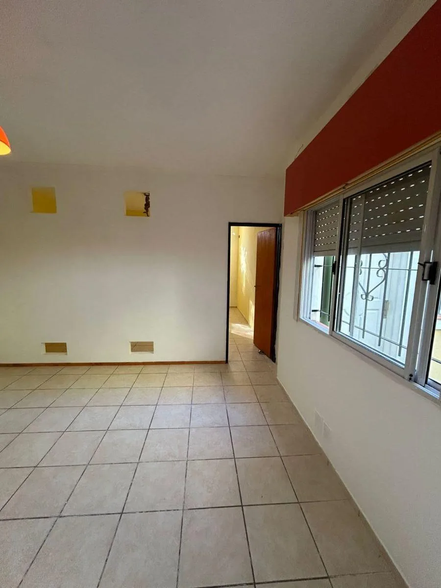 Apartamento de dois ambientes em La Matanza, térreo no fundo
