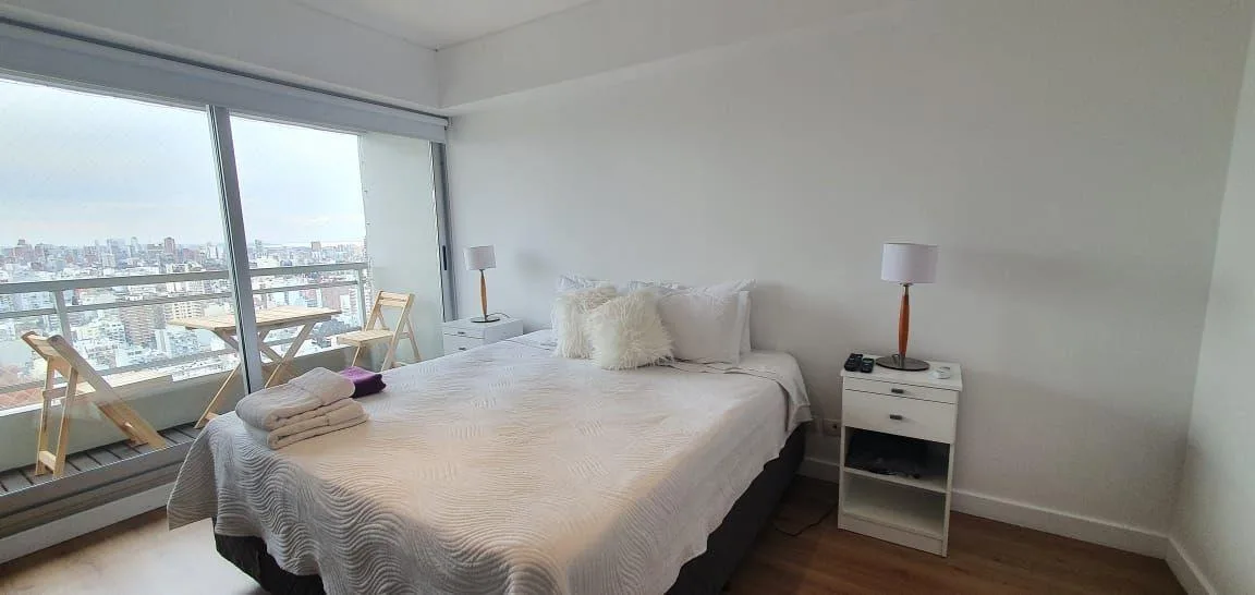 Piso 33 con balcón y 2 suites
