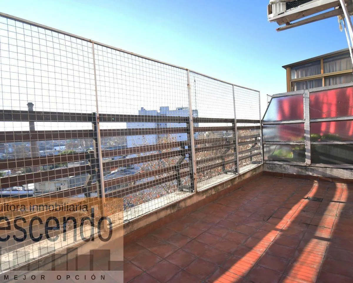 Apartamento de dois ambientes com varanda em Villa General Mitre