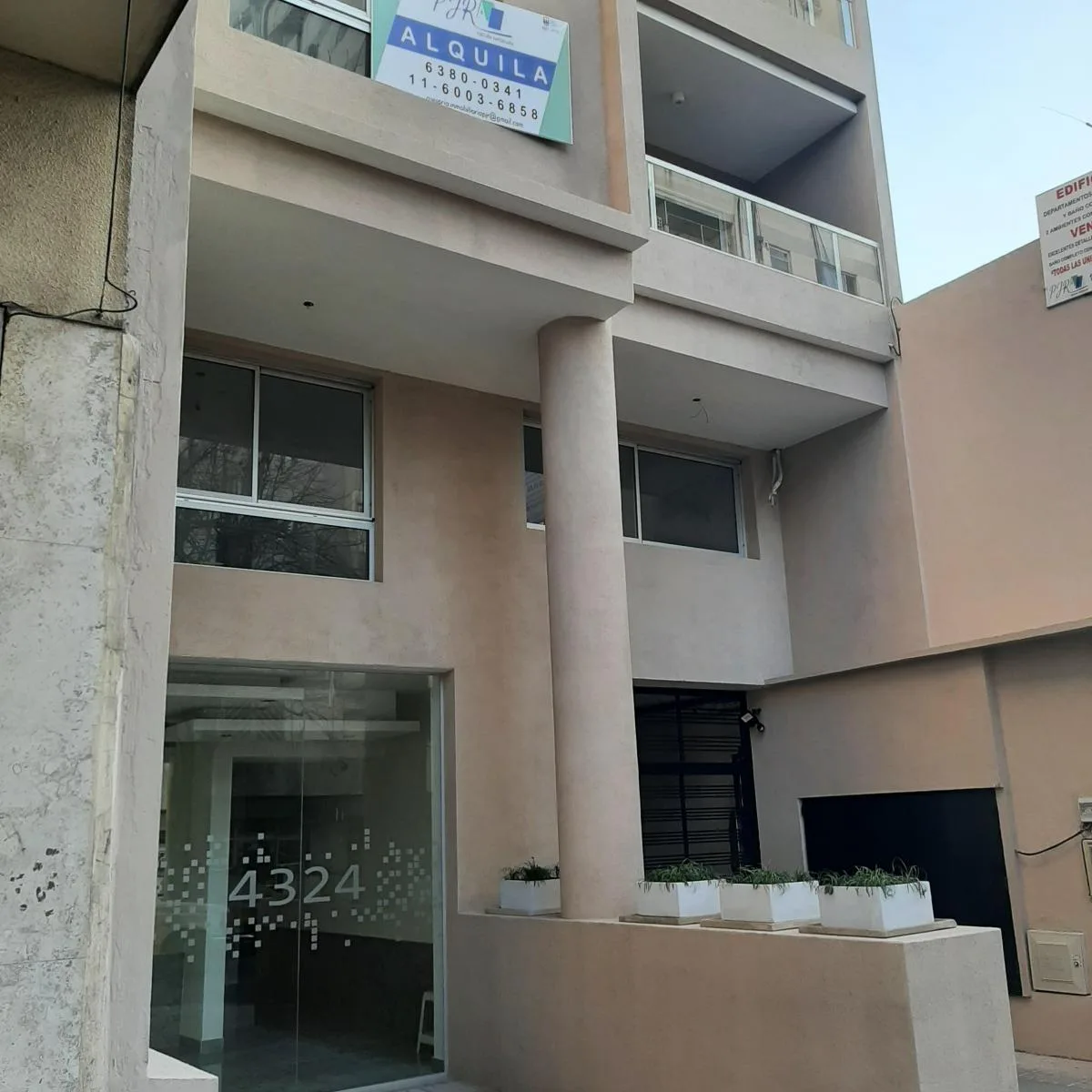 Departamento de 2 ambientes con balcón y cochera en Almagro