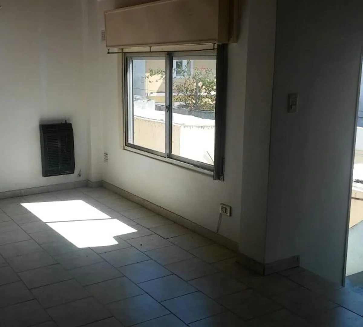 Apartamento de dois ambientes com pátio em Lomas de Zamora