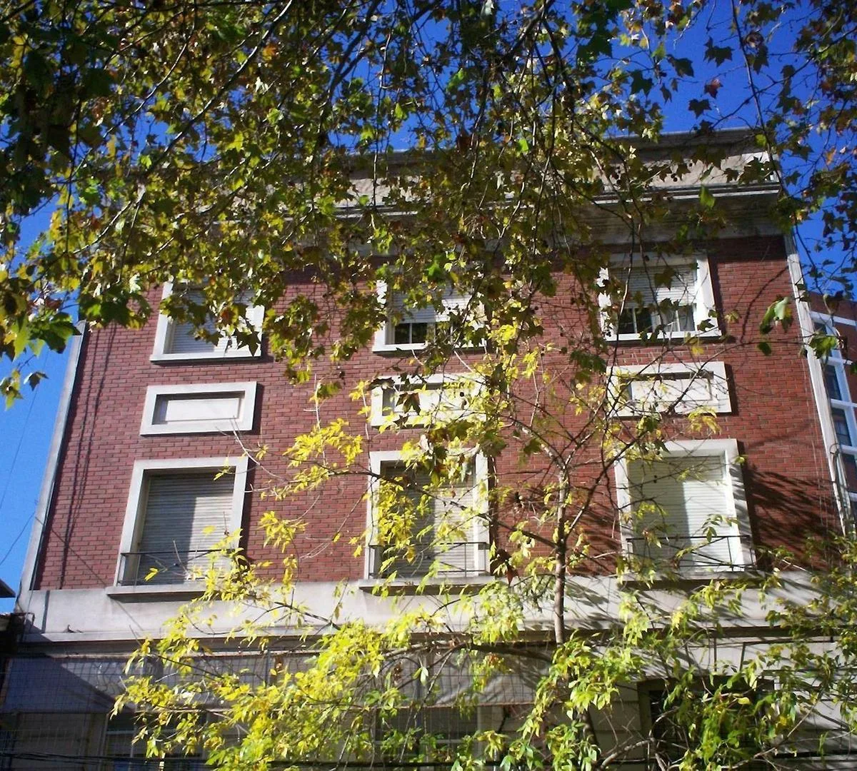 Apartamento de dois ambientes no 1º andar por escada