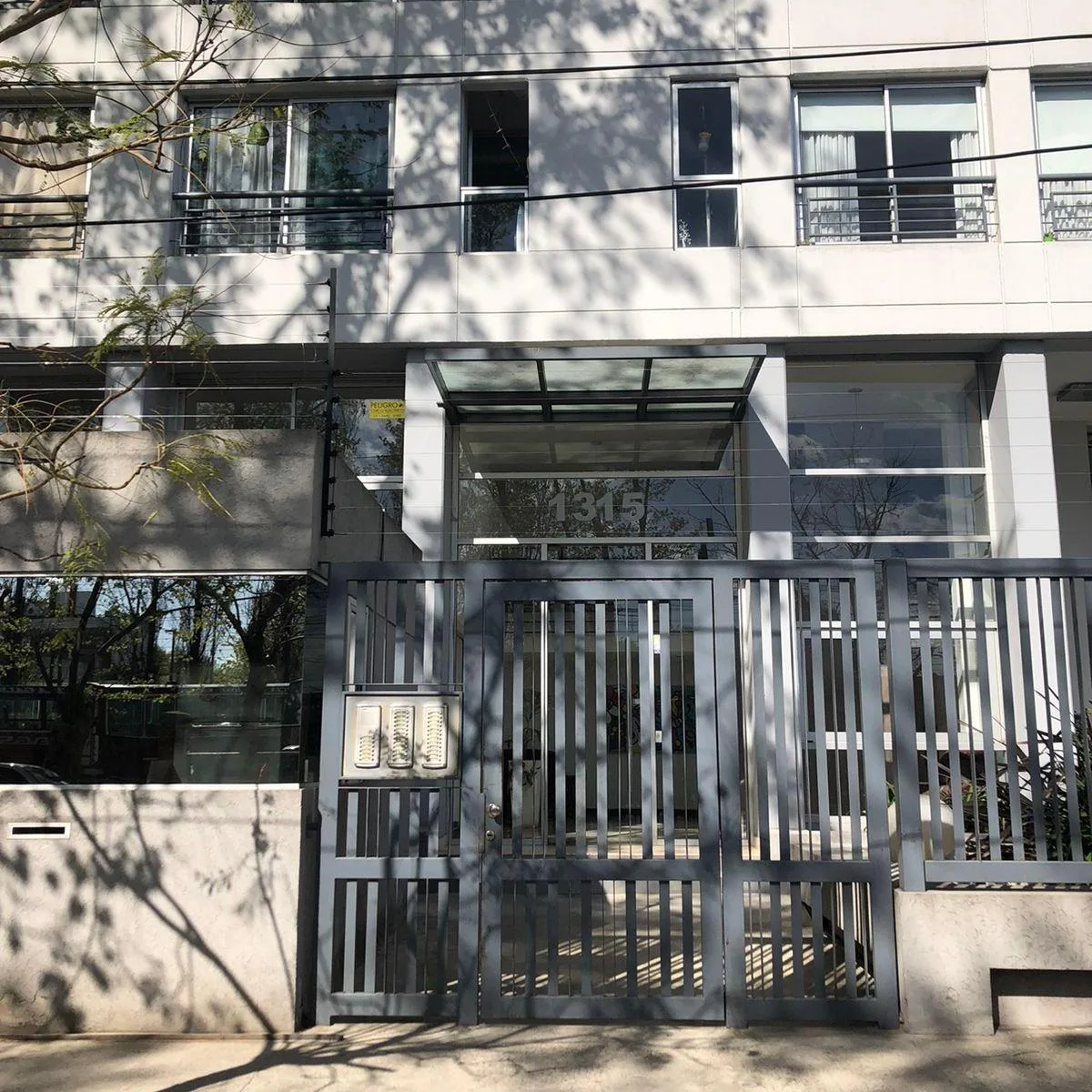 Two-room apartment in Banfield centre with French balcony