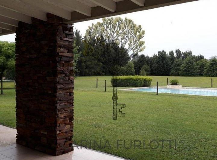 Five-bedroom house in Buenos Aires with pool and covered laundry