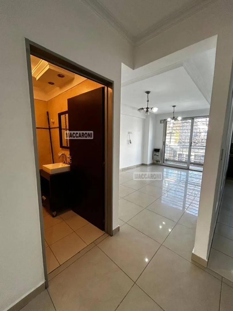 Apartamento de 2 ambientes com pátio em Liniers