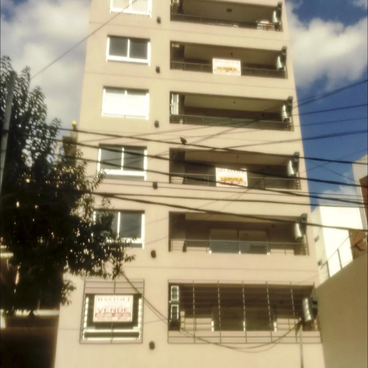Apartamento de dois ambientes com vaga em Morón