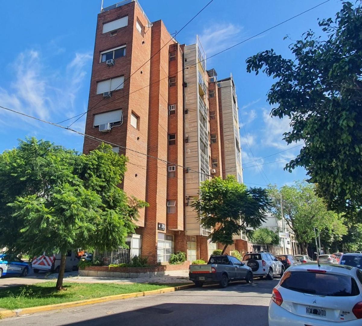 Apartamento de três ambientes de frente com 2 varandas em Villa Devoto