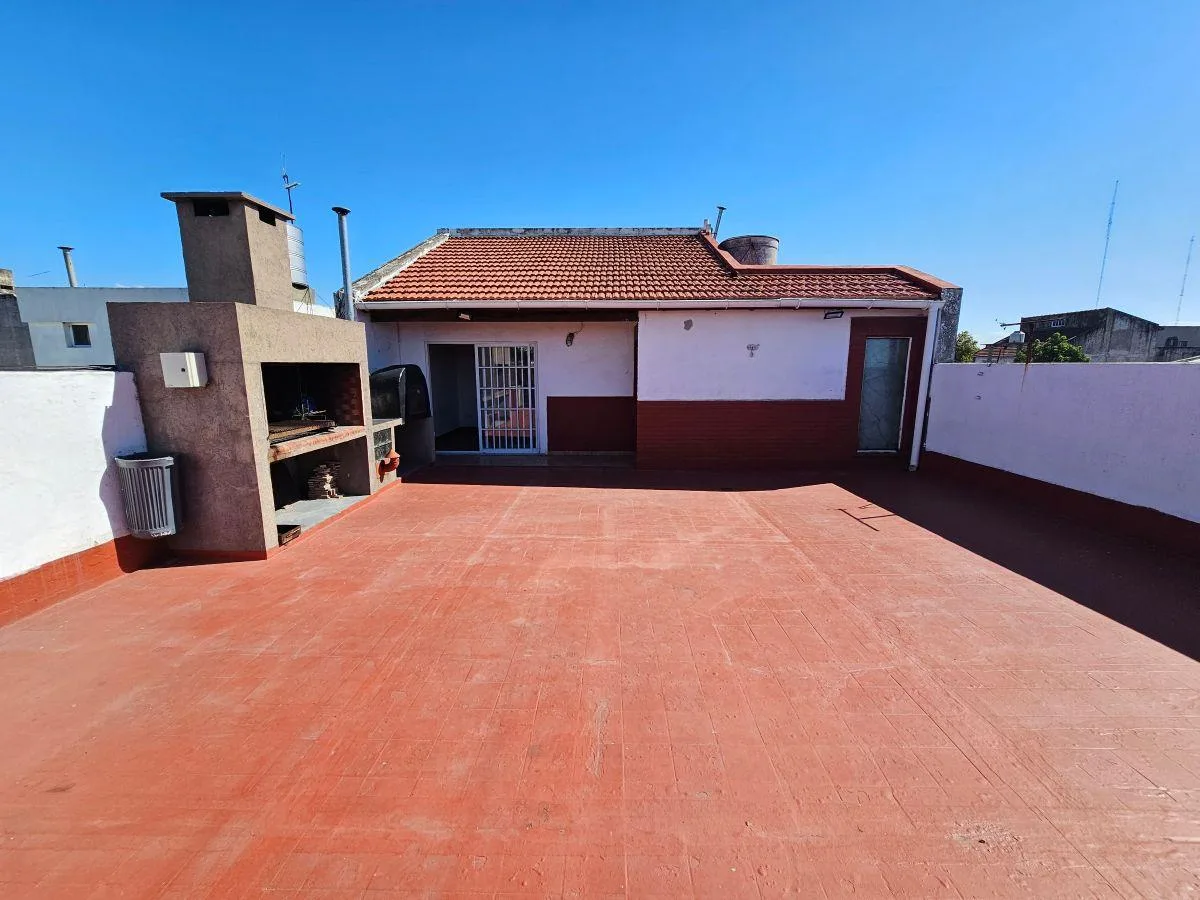 PH de 3 ambientes con balcón al frente y terraza en Avellaneda