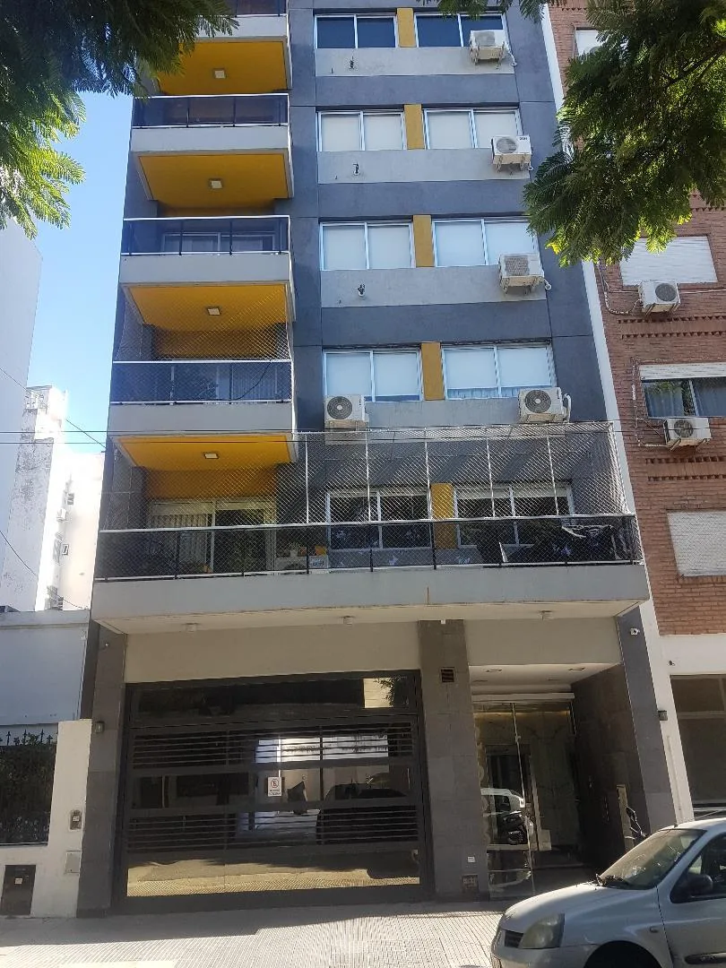 Alquilo Amplio Dos Ambientes Semipiso Luminoso con Lavadero, y Cochera