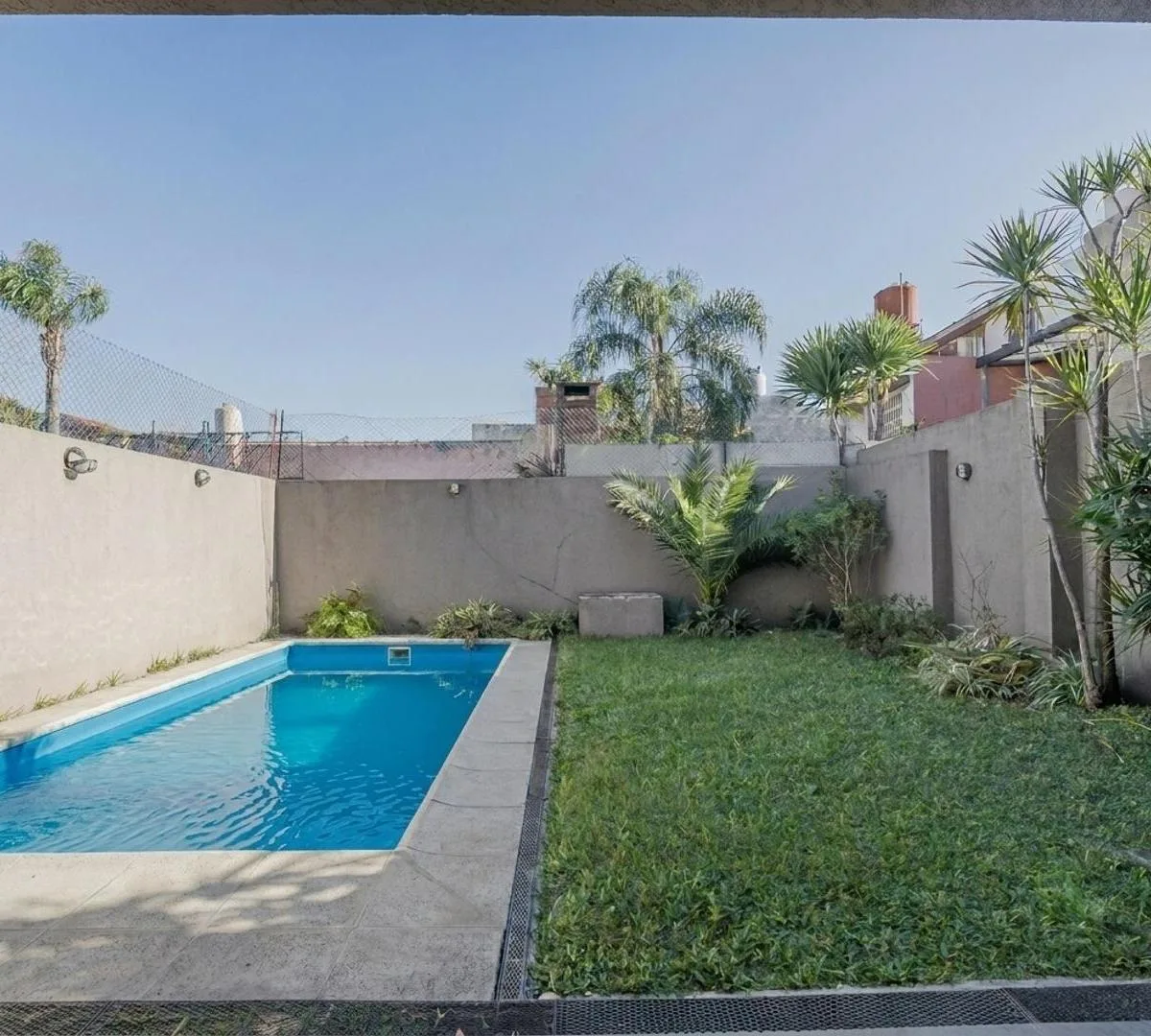 Chalé com 4 quartos e piscina