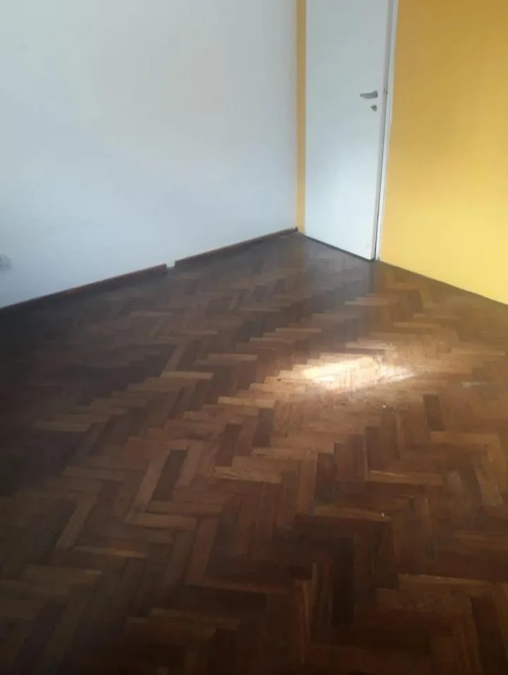 Excelente Oficina en Planta Alta. Sin Expensas,1er Piso por Escalera, con Cocina y Baño