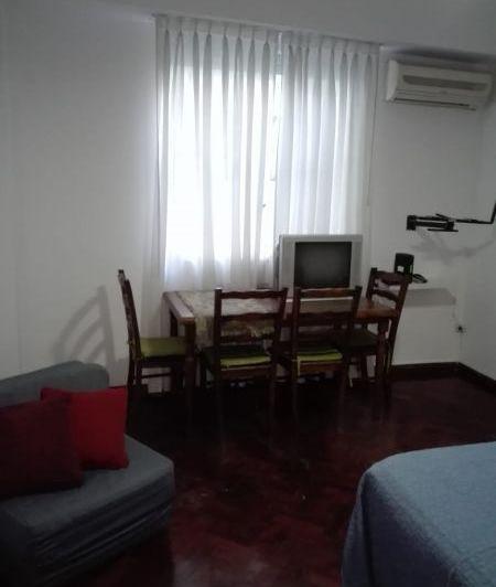 Kitnet em Retiro com cozinha completa e ar-condicionado