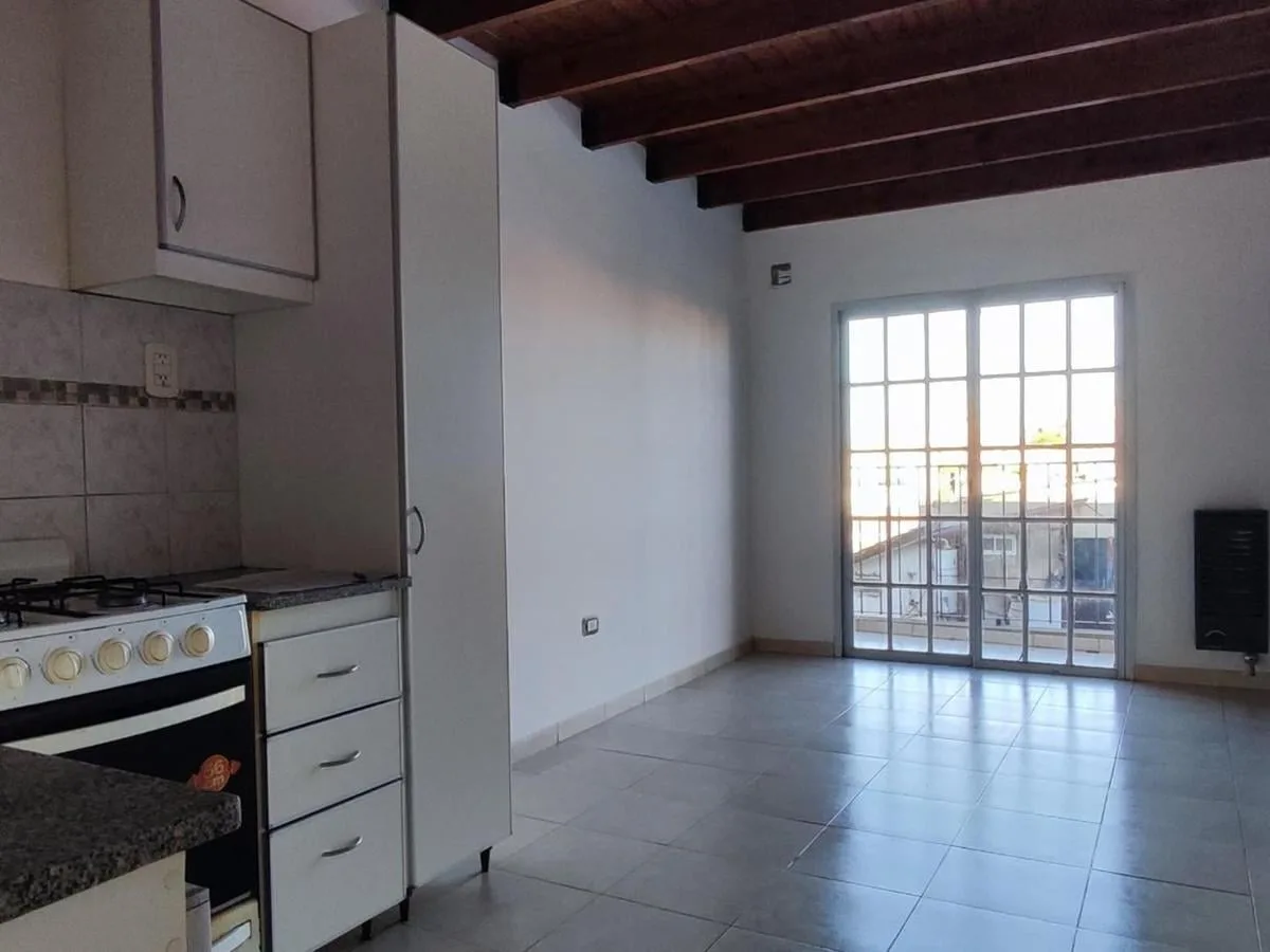 2 dormitorios, balcón y cochera