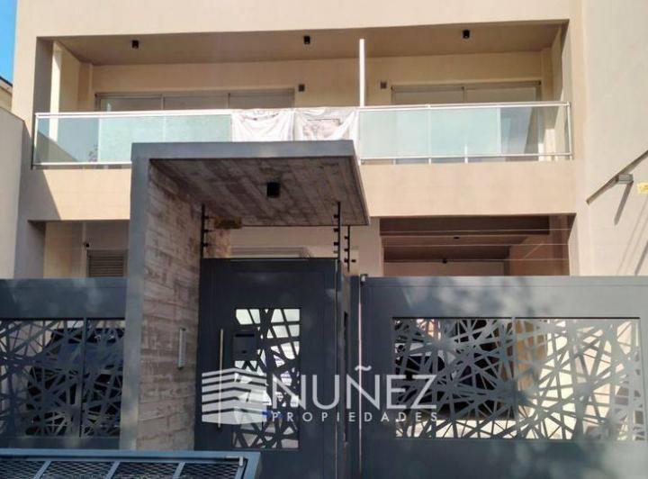 Квартира-студия с балконом и кухней с барной стойкой в Quilmes