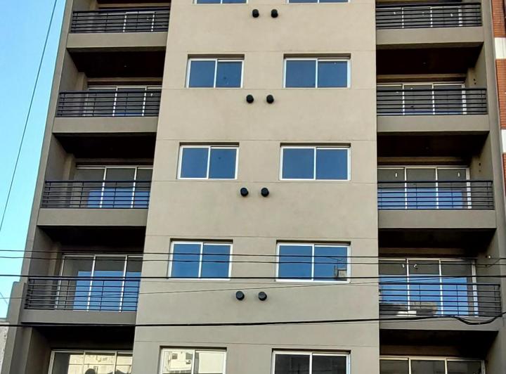 Ambiente divisible al frente con balcón en Flores