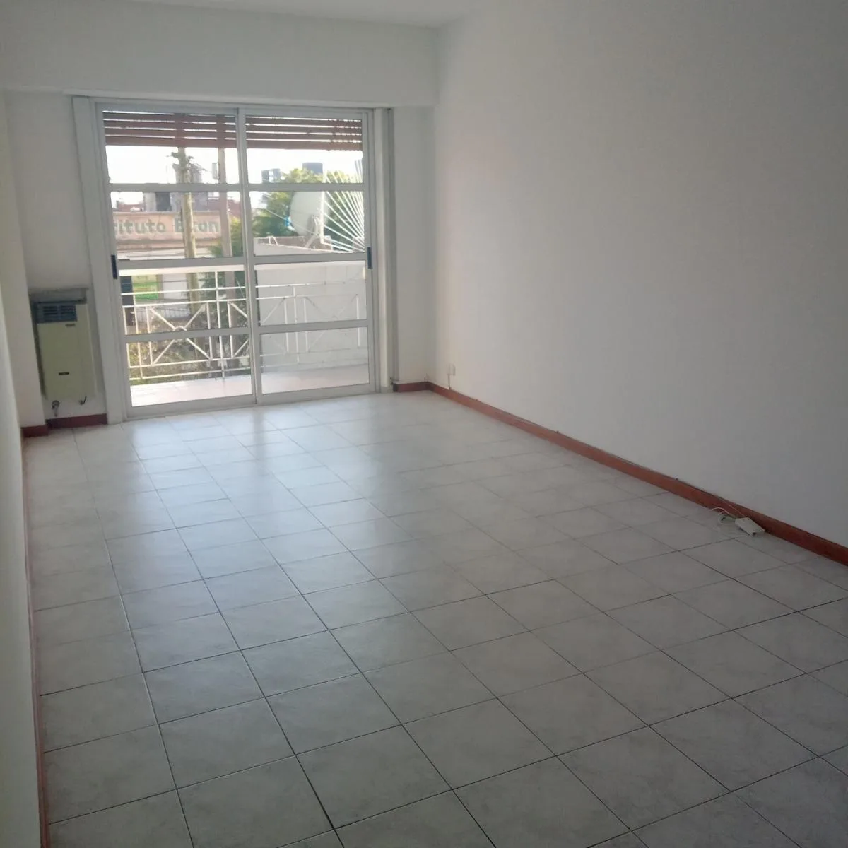 2 ambientes con balcón al frente