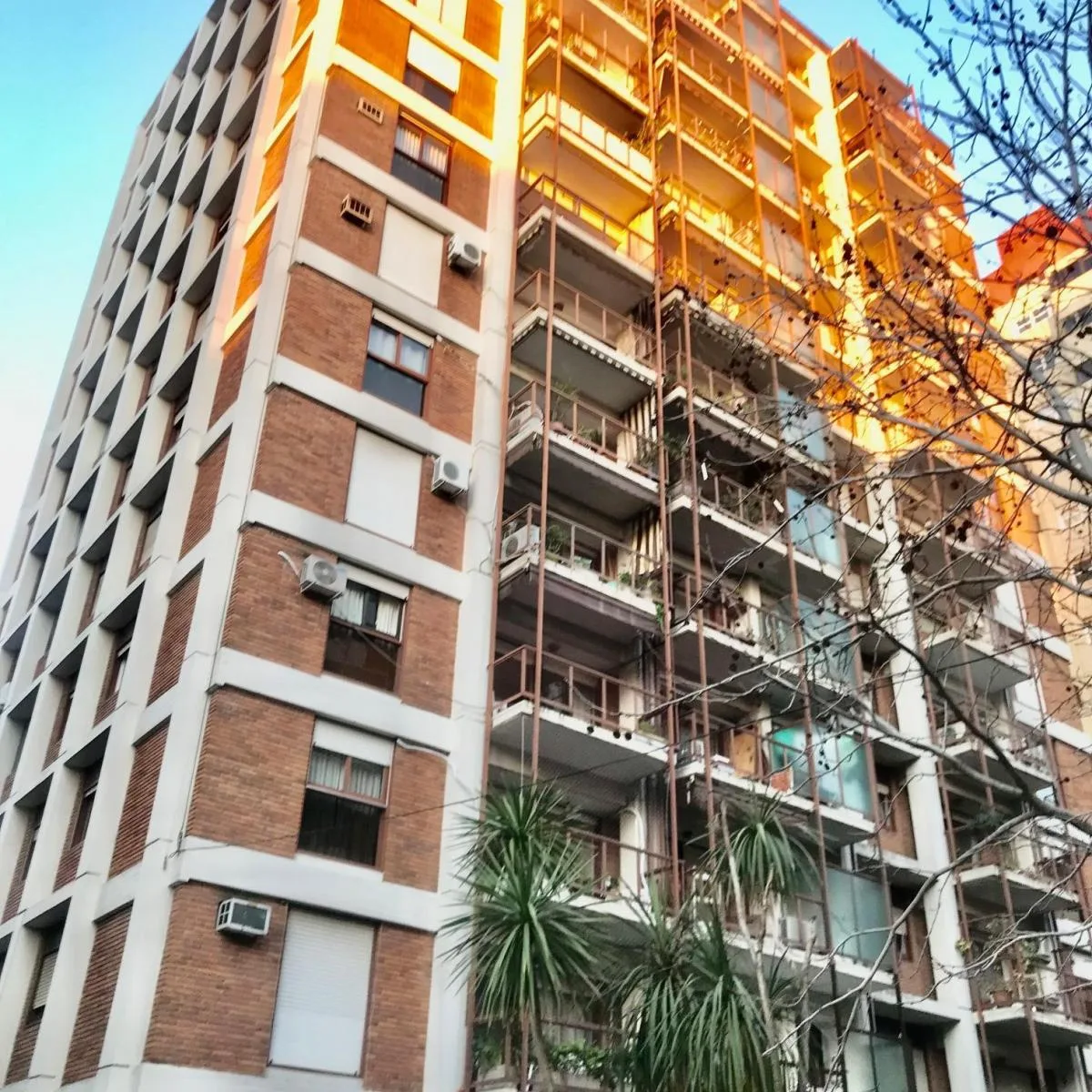 Acassuso. Lindo Depto 4 Amb, con 2 Baños, Cocina Comedor. Cochera Cub y Baulera